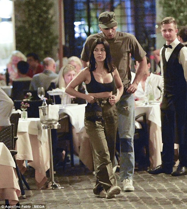 
Chị cô Kim mặc ác crop top khoe ngực đầy đặn
