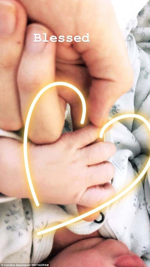 Candice Swanepoel sinh con thứ 2 - 2
Candice Swanepoel không tiết lộ tên con trai cũng như cân nặng của cậu bé