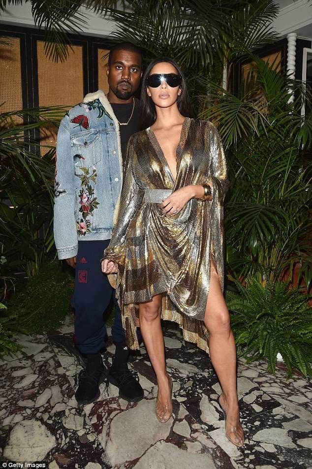 Kim Kardashian từng bị chồng chê mặc siêu xấu - 2
Tôi luôn nghĩ mình là người có gu cho tới khi gặp chồng mình, anh ấy chê tôi mặc tệ nhất, Kim Kardashian kể lại