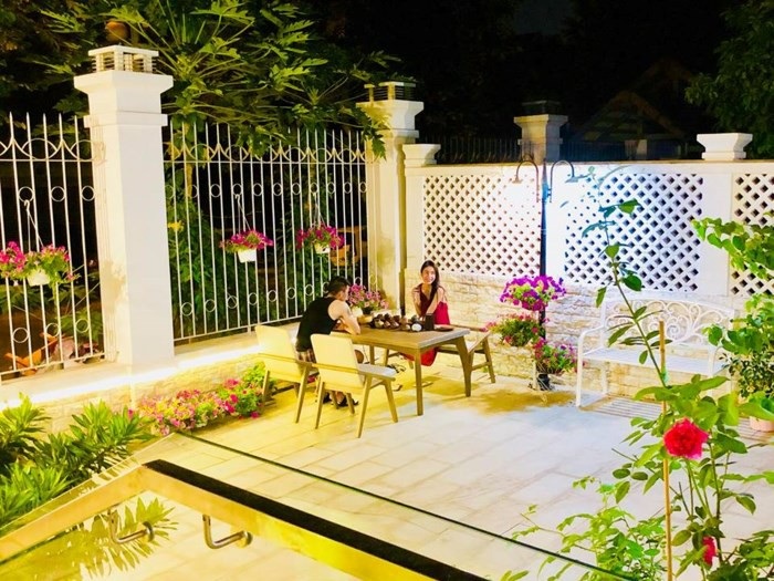 Ngoài 300m2 xây nhà, cặp đôi dành khoảng đất 400m2 còn lại dành cho sân vườn, bể bơi...