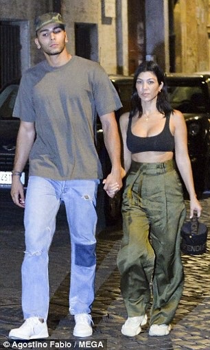 
Thợ săn ảnh nhanh chóng phát hiện ra cặp đôi này khi họ đi trên phố
