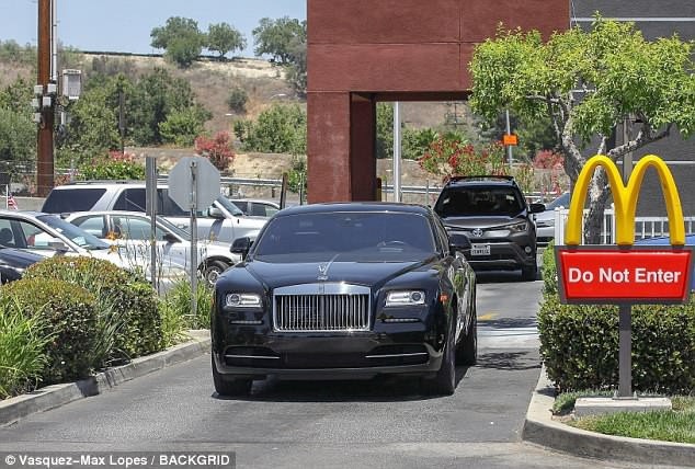 Khloe Kardashian tái xuất bên bạn trai bội bạc - 3
Cặp đôi lái siêu xe nổi bật trên đường phố