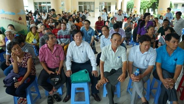 Bí thư Nguyễn Thiện Nhân đối thoại với cử tri Thủ Thiêm - 6
Nhiều cử tri kiên nhẫn chờ bên ngoài hội trường.