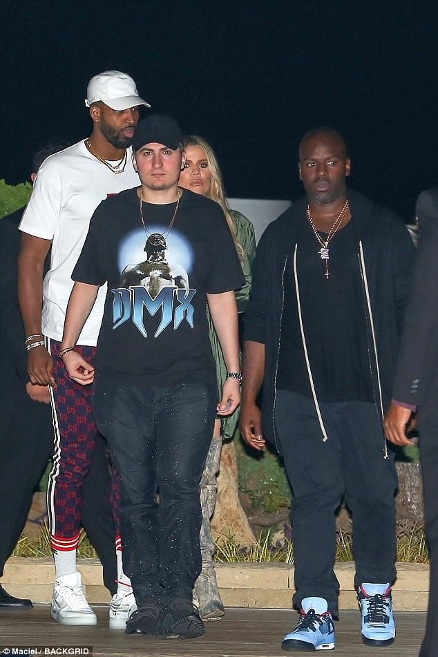 Khloe Kardashian tái xuất bên bạn trai bội bạc - 5
Khloe đã thực sự tha thứ cho bồ trẻ sau khi anh này bị phát hiện lăng nhăng với phụ nữ khác khi bạn gái cận kề ngày sinh