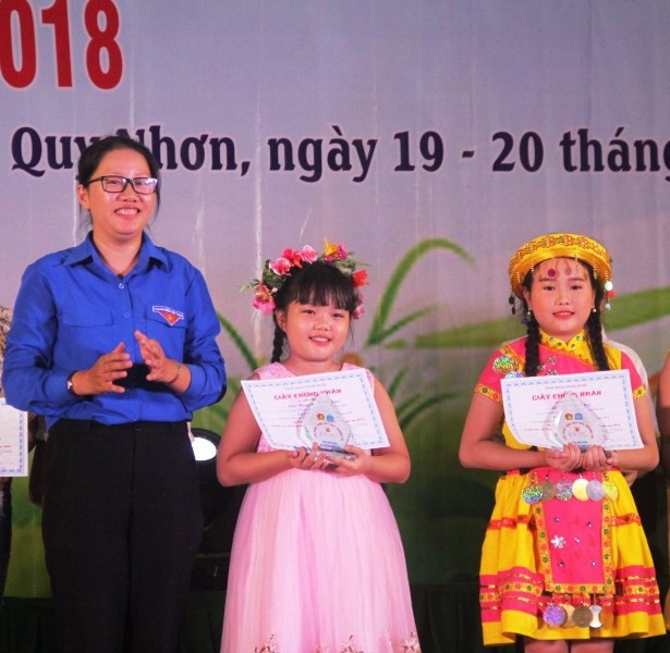Trải nghiệm thú vị trại hè thiếu nhi đất võ - 7 Chị Huỳnh Thị Anh Thảo, Phó Bi thư Tỉnh đoàn Bình Định trao giấy chứng nhận cho 2 thí sinh có giọng hát hay đạt giải nhất khối Tiểu học và THCS.