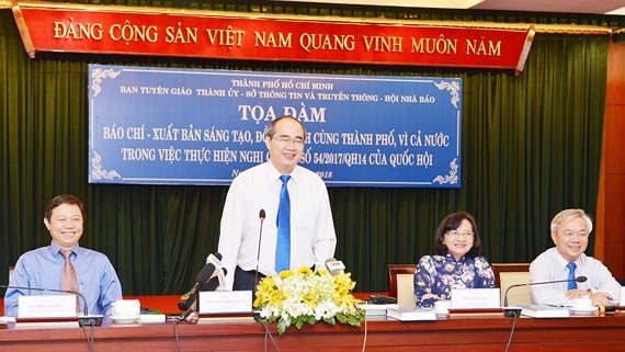 Thay vì phê phán, hãy đưa ra giải pháp - 1
Bí thư Thành ủy TPHCM Nguyễn Thiện Nhân phát biểu tại tọa đàm. Ảnh: SGGP