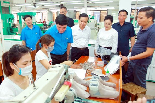 Lãnh đạo Tổng LĐLĐ VN gặp gỡ công nhân lao động Hải Phòng - 2
Đồng chí Bùi Văn Cường - Chủ tịch Tổng LĐLĐ VN trao đổi với công nhân lao động tại Công ty TNHH Sao Vàng