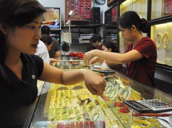 USD tăng giá, vàng giảm xuống đáy 5,5 tháng - 1
Phiên giao dịch hôm nay 20/6, giá vàng SJC được các doanh nghiệp điều chỉnh giảm 50.000 đồng/lượng khi giá vàng tại thị trường châu Á giao dịch gần mức thấp nhất 5 tháng rưỡi do USD tăng.