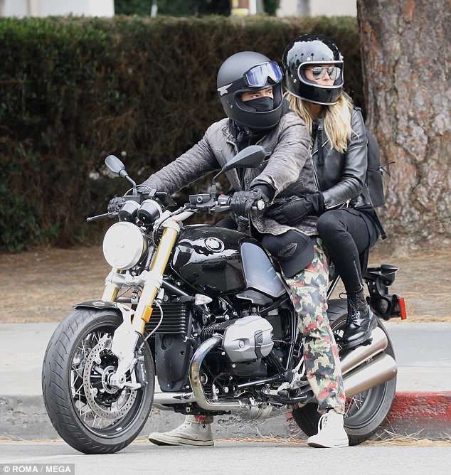 Heidi Klum hạnh phúc hôn bồ kém 17 tuổi - 2
Đôi tình nhân đi trên chiếc mô tô phân khối lớn sành điệu