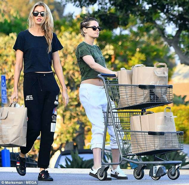 Kristen Stewart vẫn cặp kè với bạn gái dù gặp lại tình cũ Robert Pattinson - 4
Cặp đôi chính thức công khai quan hệ vào năm ngoái 2017.