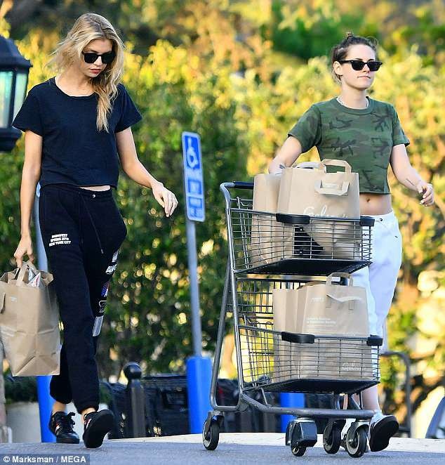 Kristen Stewart vẫn cặp kè với bạn gái dù gặp lại tình cũ Robert Pattinson - 3
Kristen vẫn đi cùng với bạn gái hiện tại, Stella Maxwell.