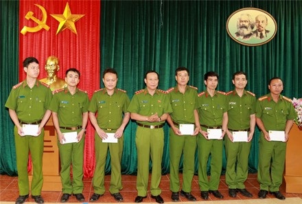 Đối tượng có HIV tấn công làm 8 cán bộ, chiến sĩ công an bị phơi nhiễm - 1
Thượng tướng Lê Quý Vương, Thứ trưởng Bộ Công an tặng quà động viên các cán bộ, chiến sĩ bị đối tượng có HIV tấn công phơi nhiễm.