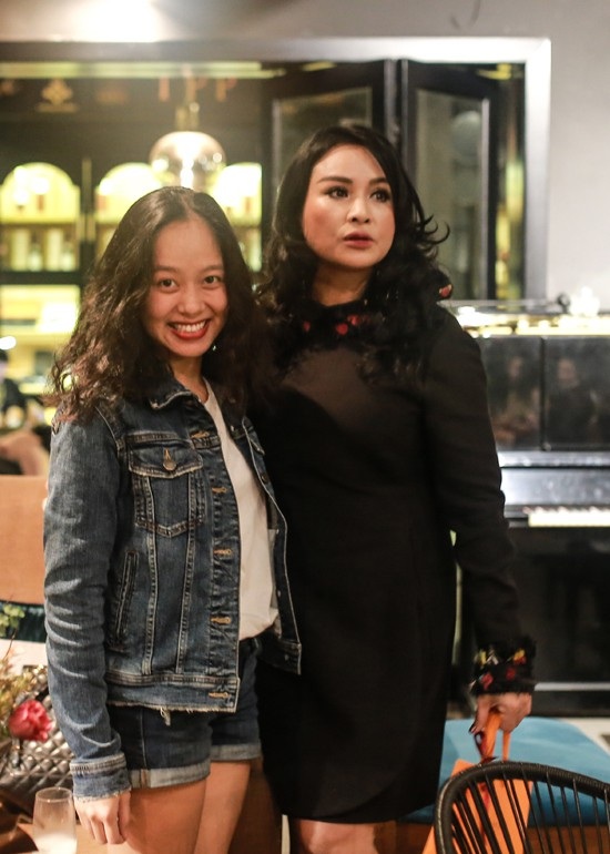 Quốc Trung, Mỹ Linh mừng sinh nhật tuổi mới của Thanh Lam - 4 Hoàng Quyên đến chia vui với đàn chị.