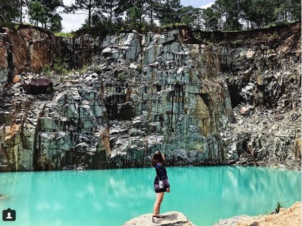 
Nằm cách trung tâm thành phố Đà Lạt khoảng 50km, đường đến khu vực Tuyệt tình cốc phải vượt qua quãng đường rừng gập ghềnh, nhiều đá và dốc quanh co. Để đảm bảo an toàn bạn nên lựa chọn xe số gầm cao, máy khỏe khi di chuyển.
