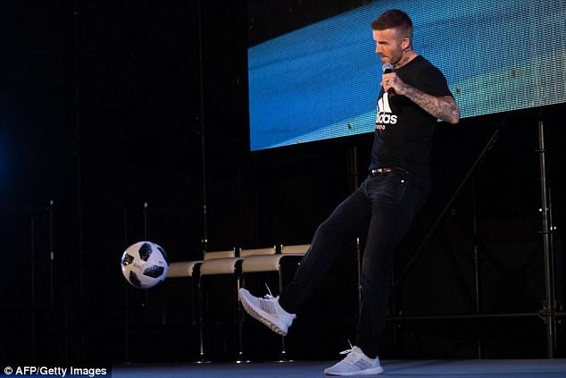 
Anh thể hiện khả năng điểu khiển trái bóng tròn ngay trên sân khấu tại Nhật Bản.
