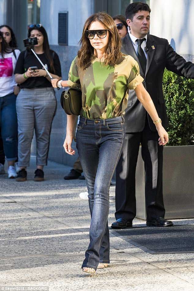 
Sở hữu dáng vóc thanh mảnh, Victoria trông vô cùng sành điều và trẻ trung khi diện set đồ này.
