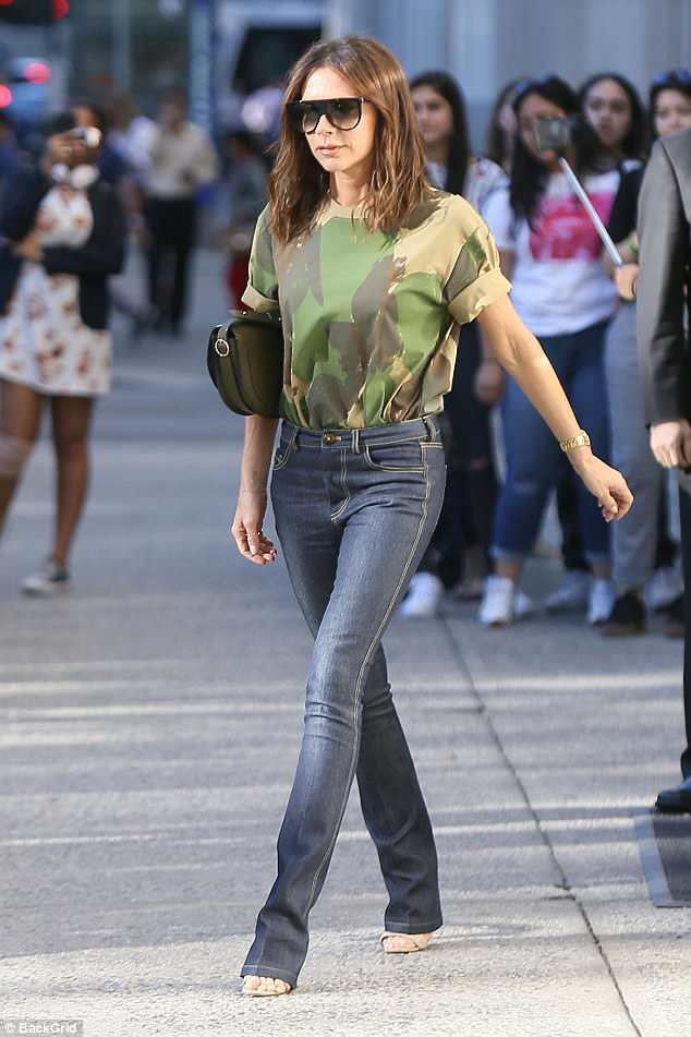 
Ngôi sao 44 tuổi người Anh hiện đang có mặt tại New York, Mỹ. Ngày 19/8, Victoria bất ngờ thay đổi phong cách khi diện quần jeans ống loe và áo phông trẻ trung.
