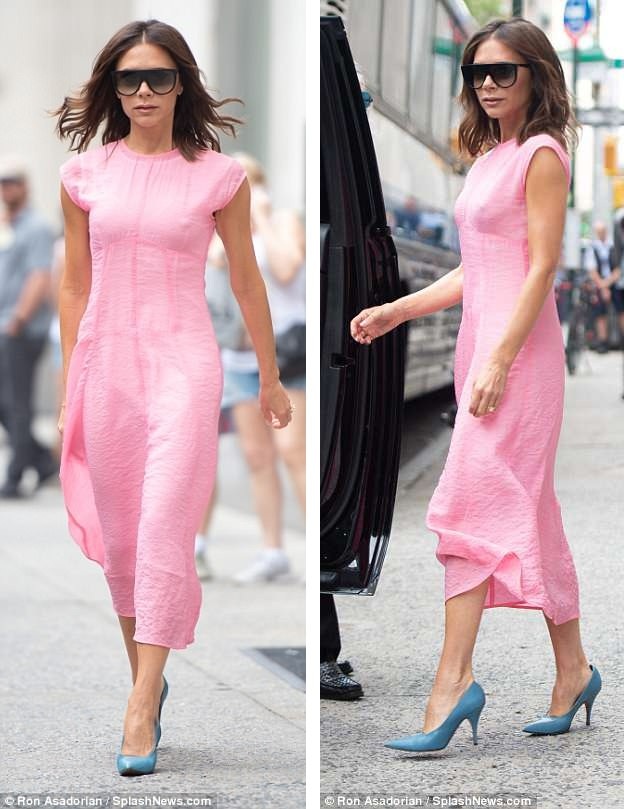 
Trong một ngày khác, cũng tại New York, Mỹ, Victoria lại diện váy hồng dịu dàng xuống phố.
