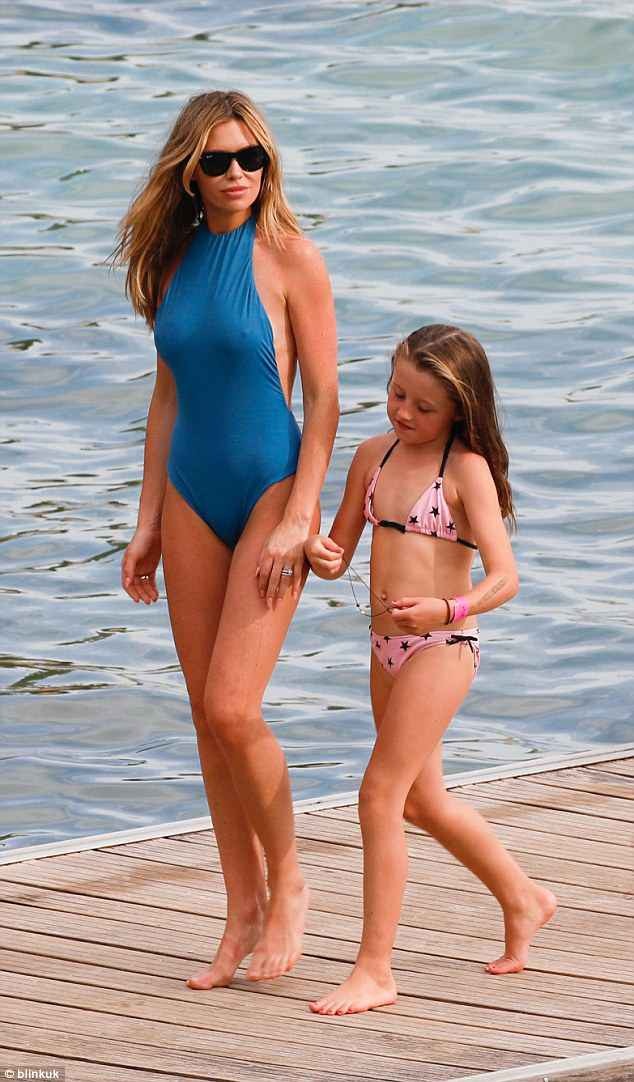 Vóc dáng hoàn hảo của siêu mẫu 3 con Abbey Clancy - 1
Abbey Clancy sải bước trên bãi biển Mallorca cùng con gái Sophia