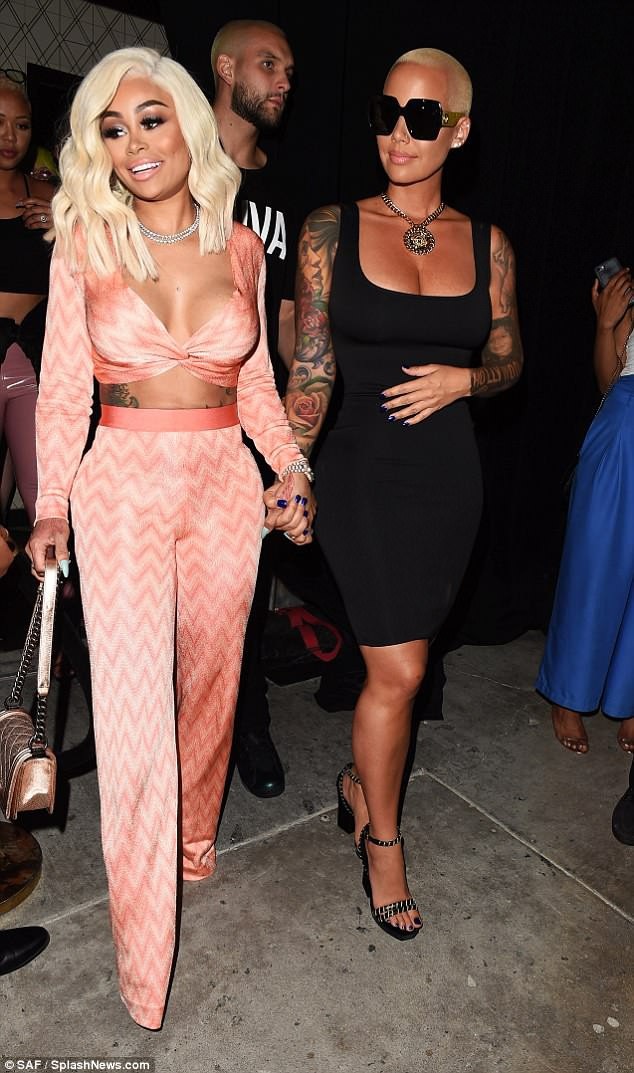 Vũ nữ thoát y khoe thân hình bốc lửa - 1
Blac Chyna dự tiệc cùng bạn thân Amber Rose tại Los Angeles ngày 20/6 vừa qua