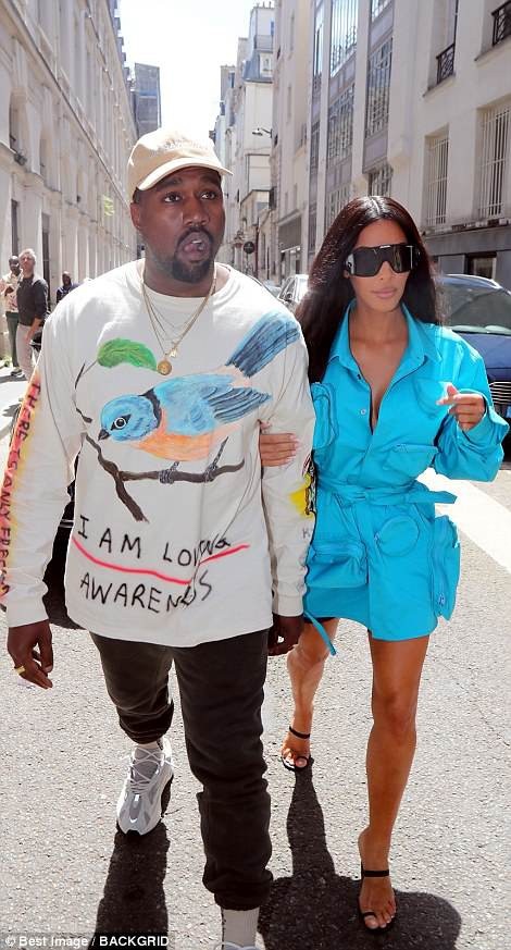 Kim Kardashian quay lại Paris sau vụ bị cướp - 9
Người đẹp và chồng là tâm điểm thu hút sự chú ý khi đi xem show diễn của Louis Vuitton.