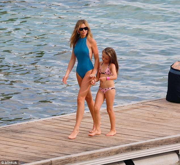 Vóc dáng hoàn hảo của siêu mẫu 3 con Abbey Clancy - 4
Cô và chồng con dành cả mùa hè thư giãn tại các bãi biển đẹp nhất thế giới