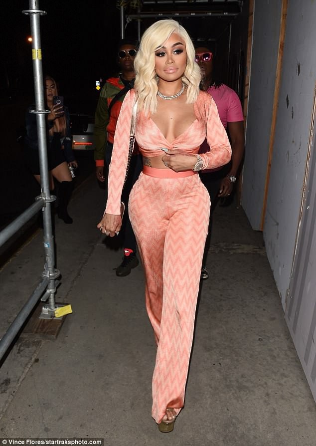 Vũ nữ thoát y khoe thân hình bốc lửa - 4
Blac Chyna nổi tiếng sau khi hẹn hò với em cô Kim