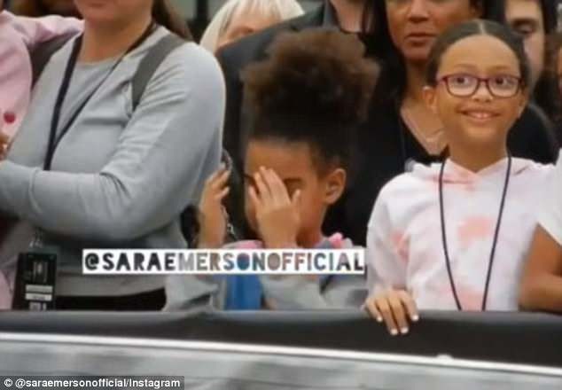 Biểu cảm đáng yêu của con gái Beyonce khi xem bố mẹ trình diễn - 4
Blue Ivy choáng váng vì video quá hot và lấy tay che mặt