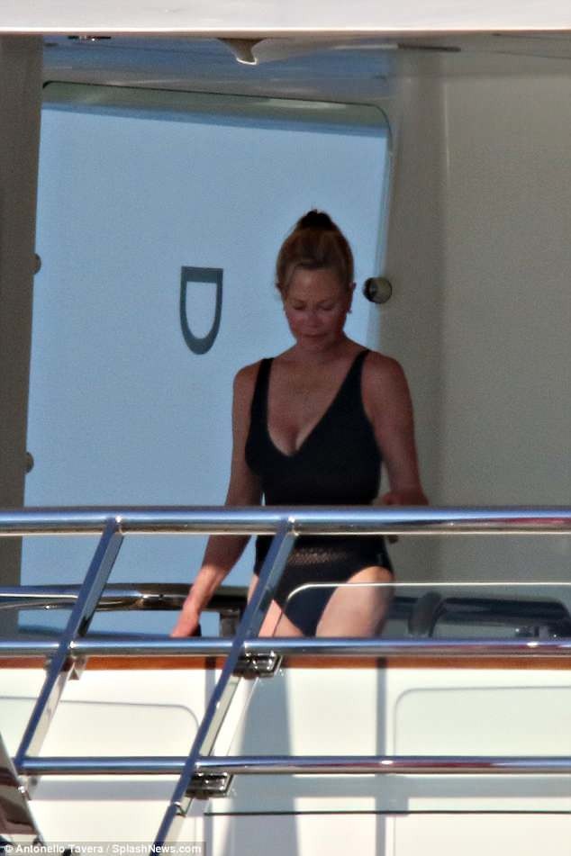 Ngưỡng mộ dáng thon minh tinh 61 tuổi Melanie Griffith - 1
Melanie Griffith khoe dáng thon đáng ngưỡng mộ trong kỳ nghỉ tại Sardinia dịp cuối tuần qua