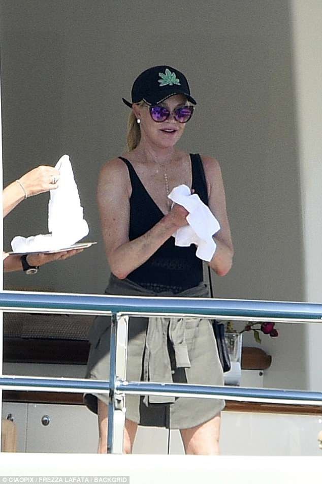Ngưỡng mộ dáng thon minh tinh 61 tuổi Melanie Griffith - 5
Melanie Griffith từng có cuộc hôn nhân hạnh phúc bên nam diễn viên Mặt nạ của Zorro Antonio Banderas