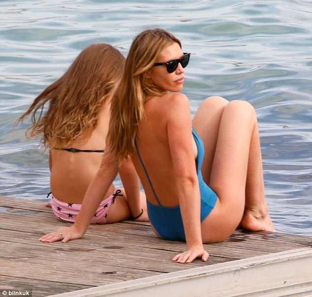 Vóc dáng hoàn hảo của siêu mẫu 3 con Abbey Clancy - 5
Mallorca và Dubai là 2 điểm đến yêu thích của gia đình này