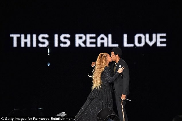 Biểu cảm đáng yêu của con gái Beyonce khi xem bố mẹ trình diễn - 7
Show diễn của diva Beyonce và chồng thu hút hàng chục nghìn khán giả