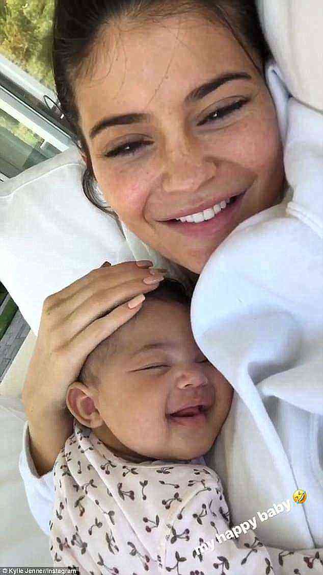 Kylie Jenner gợi cảm với váy siêu ngắn - 7
Em cô Kim là thành viên nhỏ tuổi nhất gia đình lên chức mẹ. Cô thường xuyên chia sẻ những hình ảnh đáng yêu của con gái