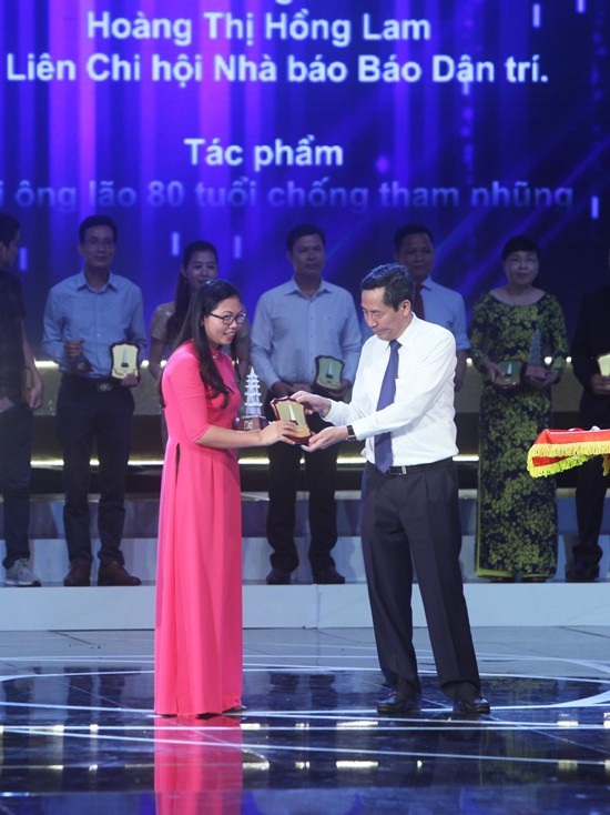 Chủ tịch nước trao 8 giải A Giải báo chí Quốc gia năm 2017 - 2
Tác giả Hoàng Thị Hồng Lam - Liên Chi hội Nhà báo Báo Dân trí - nhận giải C với tác phẩm loạt 3 bài “Ngôi trường đặc biệt nhất Việt Nam”. (ảnh: Quý Đoàn)