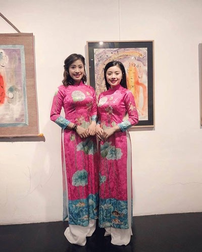 “Sao Mai” Bích Hồng – Thu Hằng giới thiệu âm nhạc Việt Nam tại Pháp - 3 Bích Hồng và Thu Hằng duyên dáng trong tà áo dài Việt.