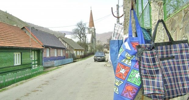 Người dân thoải mái treo túi đựng tiền bên ngoài móc treo trên phố mà không sợ mất trộm