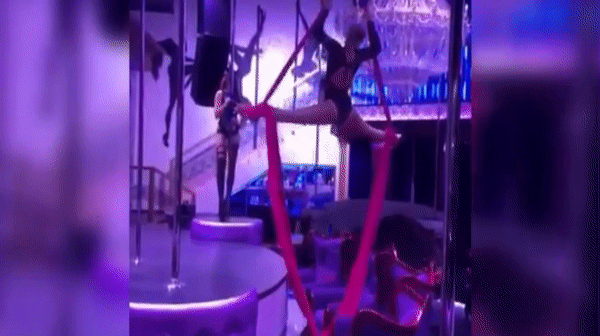 Các vũ công biểu diễn bên trong câu lạc bộ thoát y ở Hunny Bunny, Volgograd, Nga