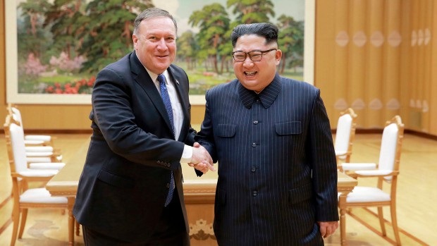 Câu nói đùa của Ngoại trưởng Mỹ khiến ông Kim Jong-un bật cười - 1
Ông Kim Jong-un và ông Mike Pompeo bắt tay thân thiện. (Ảnh: Getty)