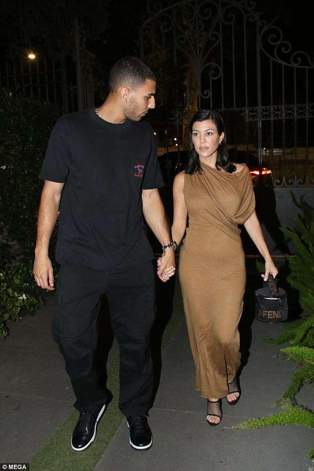 Kourtney Kardashian đẹp đôi bên bạn trai kém 14 tuổi - 1
Tối 20/6, Kourtney Kardashian và bạn trai, Younes, lọt vào ống kính của truyền thông khi tới dùng bữa tối tại một nhà hàng ở Rome, Ý.