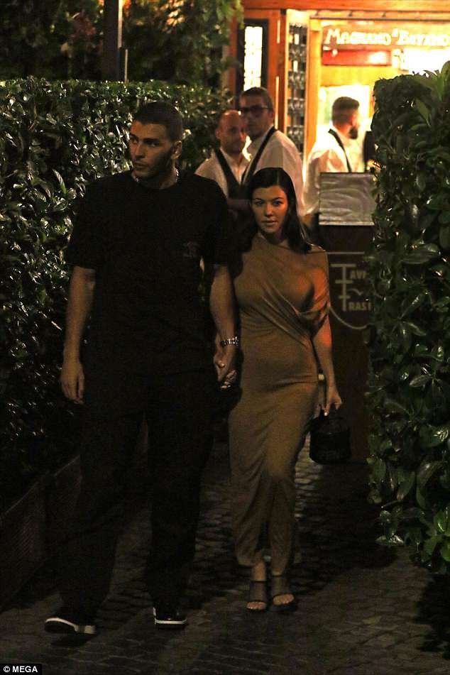Kourtney Kardashian đẹp đôi bên bạn trai kém 14 tuổi - 11
Cặp đôi không có ý định làm đám cưới dù họ thực sự rất yêu và hợp nhau.