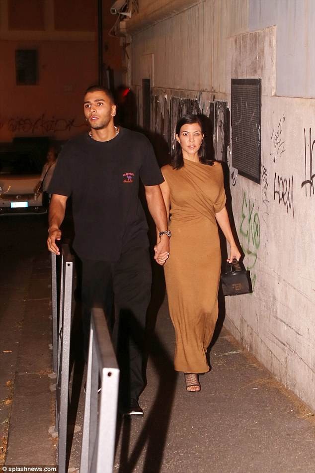 Kourtney Kardashian đẹp đôi bên bạn trai kém 14 tuổi - 5
Kourtney và Younes đã cùng nhau đi du lịch khắp thế giới suốt 1 năm hò hẹn. Trên trang cá nhân của cả hai người, họ thường xuyên khoe những bức ảnh đôi rất tình tứ.