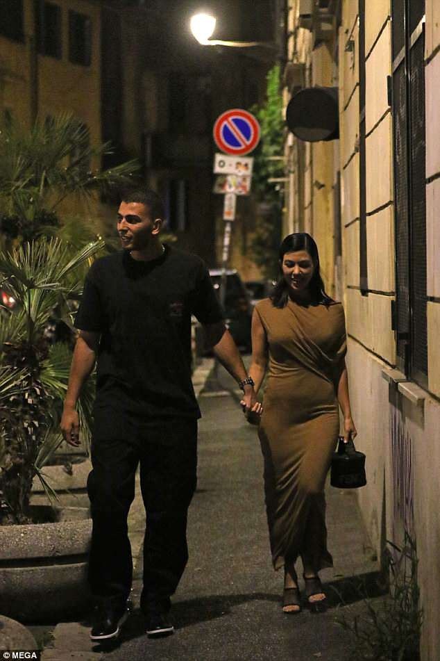 Kourtney Kardashian đẹp đôi bên bạn trai kém 14 tuổi - 4
Bà mẹ ba con nắm tay tình nhân trẻ thật chặt. Dù chênh nhau tới hơn chục tuổi nhưng Kourtney và Younes khá đẹp đôi khi đi cùng nhau.