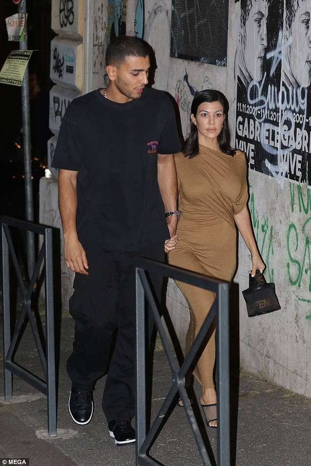 Kourtney Kardashian đẹp đôi bên bạn trai kém 14 tuổi - 2
Ngôi sao 39 tuổi và bạn trai kém tuổi trông vô cùng đẹp đôi và hạnh phúc.