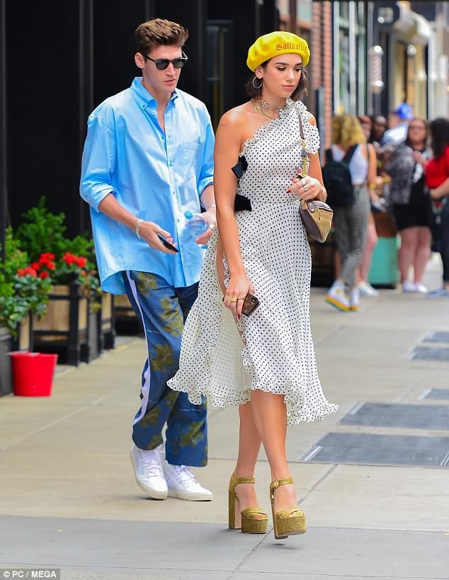 Dua Lipa diện váy xẻ cao táo bạo - 2
Ca sỹ người Anh là khách VIP trong buổi tiệc do tạp chí V tổ chức