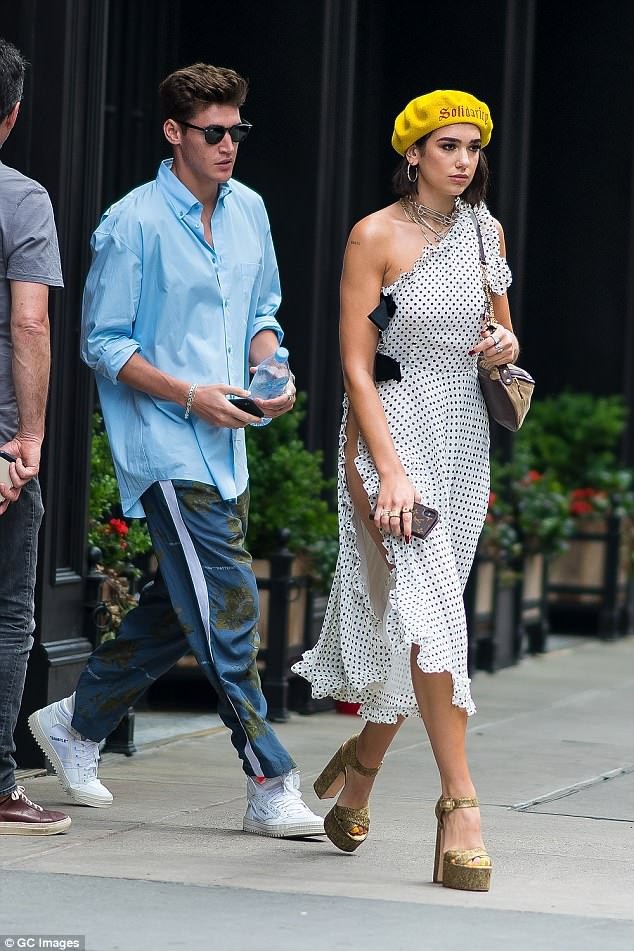 Dua Lipa diện váy xẻ cao táo bạo - 5
Ngôi sao 23 tuổi được bạn trai Isaac Carew hộ tống dự sự kiện