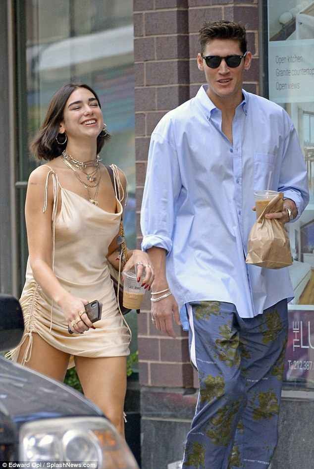 Dua Lipa diện váy xẻ cao táo bạo - 8
Ca khúc này giành vị trí thứ 1 bảng xếp hạng ở Anh và thứ 6 tại Mỹ