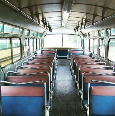 Người phụ nữ dành 3 năm biến xe buýt thành ngôi nhà lưu động tuyệt đẹp - 3
Chiếc xe buýt Jessie đã mua ngay từ cái nhìn đầu tiên trên Ebay vào quyết định cải tạo nó thành một ngôi nhà.