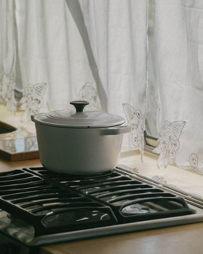 Người phụ nữ dành 3 năm biến xe buýt thành ngôi nhà lưu động tuyệt đẹp - 5
Góc nấu ăn nhẹ nhàng, có gu.
