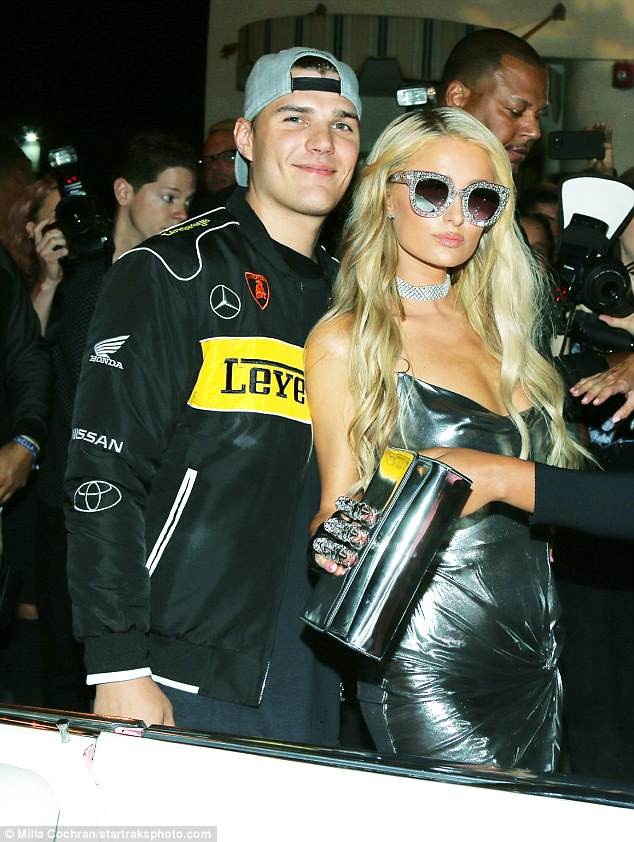 Paris Hilton hạnh phúc bên bạn trai - 2
Người đẹp 37 tuổi được bạn trai Chris Zylka hộ tống