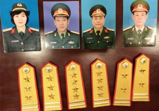 Hàng nghìn người mắc bẫy thiếu tướng quân đội giả mạo - 1 Các đối tượng Huế, Sơn, Hải và Long cùng các quân hàm giả sỹ quan quân đội để lừa đảo